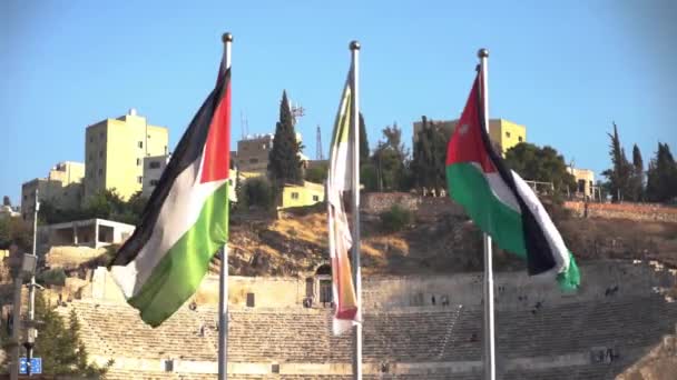 Banderas Ondeando Frente Anfiteatro Romano Antiguo Ammán Jordania — Vídeos de Stock