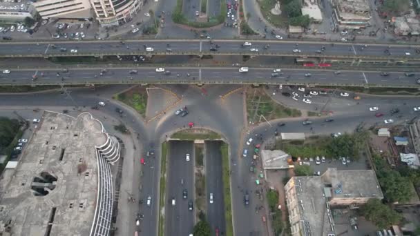 Luchtfoto Van Auto Die Rijden Kalma Chowk Underpass Lahore Skyline — Stockvideo