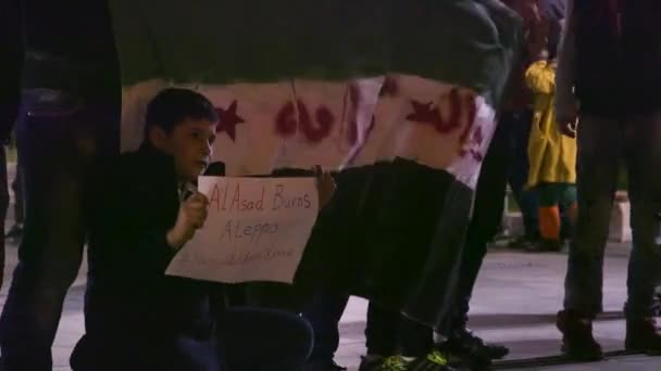 儿童在希腊议会前参加争取难民权利的示威 — 图库视频影像