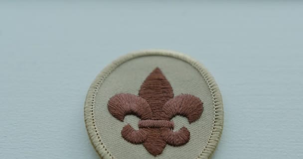 Close Inclinazione Una Patch Braccio Boy Scout — Video Stock