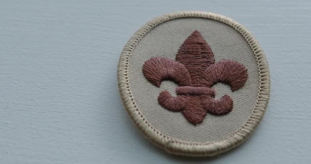 Close Pan Rechts Van Een Jongen Scout Arm Patch — Stockvideo