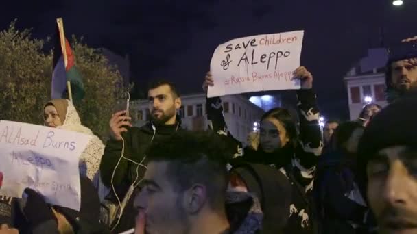 抗议者和难民在希腊雅典市中心举行示威 — 图库视频影像