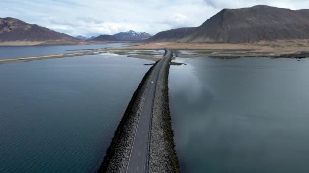 アイスランドのオーシャンベイを通る長い剣状の橋の原因ウェイを運転する車 — ストック動画