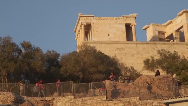 Turister Tar Selfies Väg Upp Till Akropolis Aten Grekland — Stockvideo