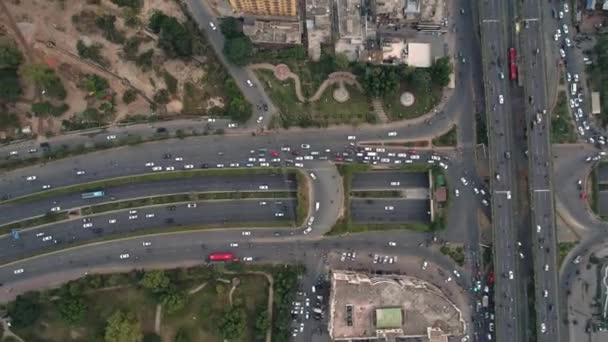 在巴基斯坦 汽车在繁忙的公路和交通基础设施上行驶时的空中射击 — 图库视频影像