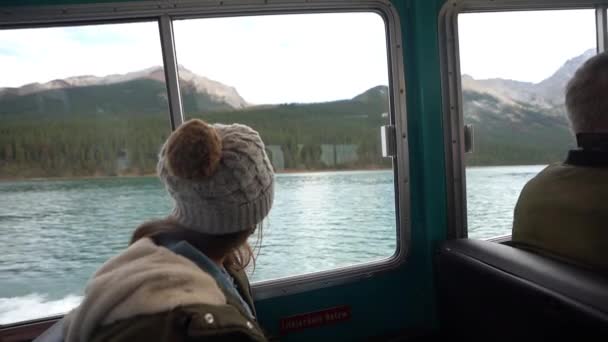 Mujer Maligne Lake Ferry Boat Mirando Costa Escénica Paisaje Alberta — Vídeo de stock