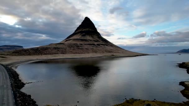 Islanda Occidentale Montagna Vicino All Oceano Tramonto Kirkjufell Fiordo — Video Stock