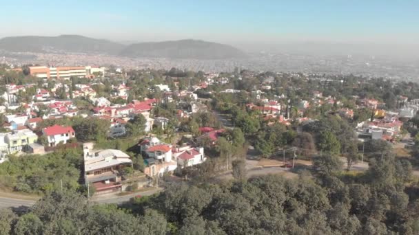 Drone Shot Zoom Uma Casa Uma Área Residencial — Vídeo de Stock