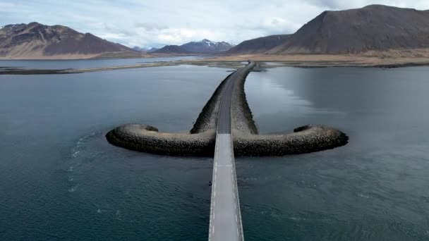 Westelijk Ijsland Zwaard Gevormde Brug — Stockvideo