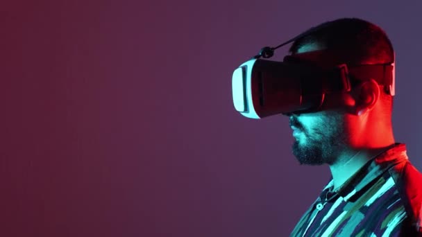 Joven Con Gafas Realidad Virtual Con Espacio Para Copiar — Vídeos de Stock