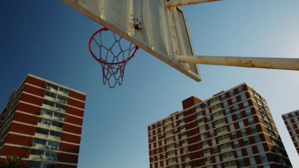 Joven Salta Golpea Aro Baloncesto Ángulo Bajo — Vídeos de Stock