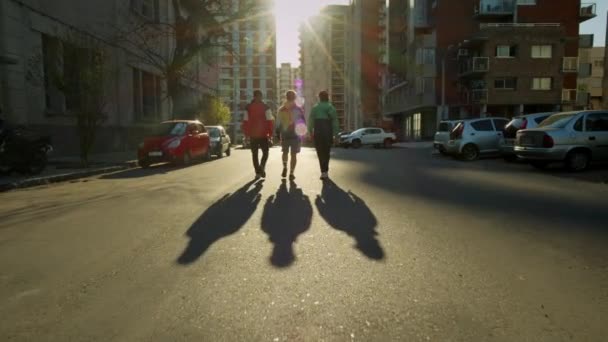 Groupe Amis Marchant Dans Rue Dans Quartier Coucher Soleil Gros — Video