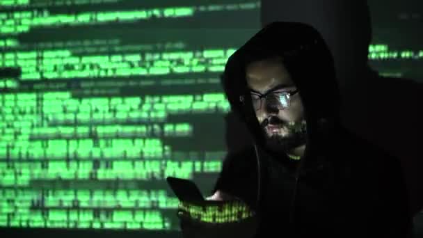 koncepce kybernetické bezpečnosti. hacker kradení informací z chytrého telefonu.
