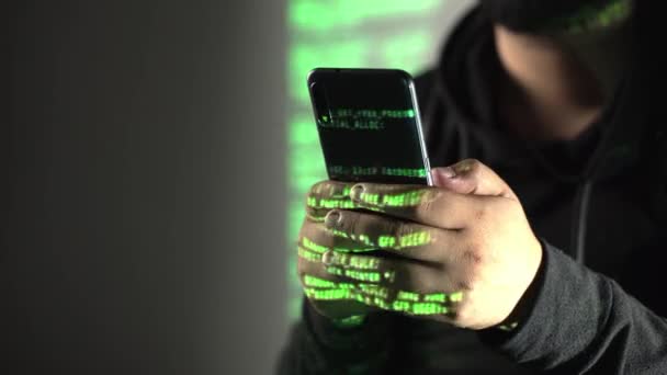 koncepce kybernetické bezpečnosti. hacker pomocí telefonu.