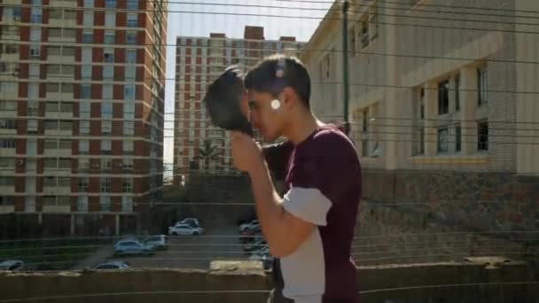Молодой Человек Идет Баскетбольной Площадке Солнечный День — стоковое видео