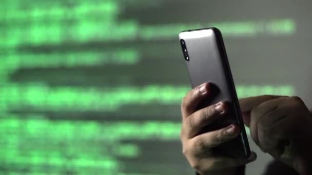 Cyberbeveiligingsconcept Hacker Met Behulp Van Een Telefoon — Stockvideo