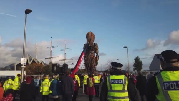 Pessoas Caminhando Atrás Storm Giant Fantoche — Vídeo de Stock