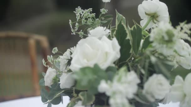 Floral Arrangement Centerpiece Στην Υπαίθρια Δεξίωση Γάμου — Αρχείο Βίντεο