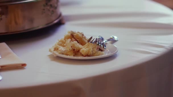 Hochzeitstorte Auf Einem Tisch Mit Zwei Gabeln — Stockvideo