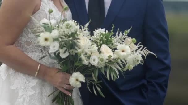 新娘和新郎与花束 — 图库视频影像