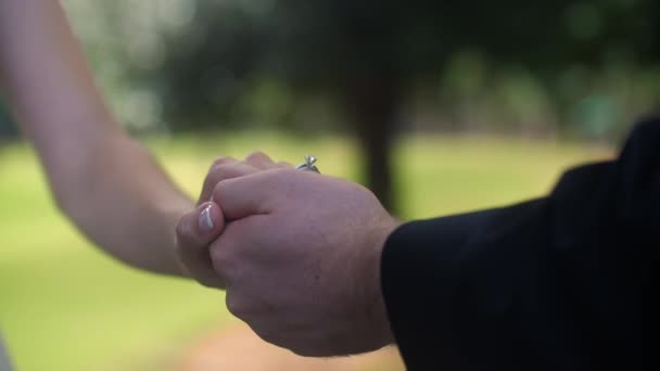 Novia Novio Tomados Mano Mostrando Anillo Compromiso Boda — Vídeos de Stock