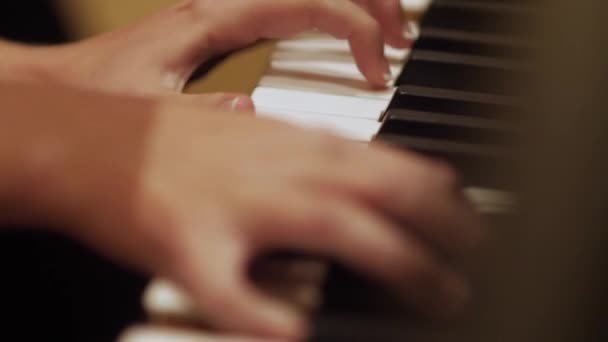 Close Mulher Tocando Piano — Vídeo de Stock