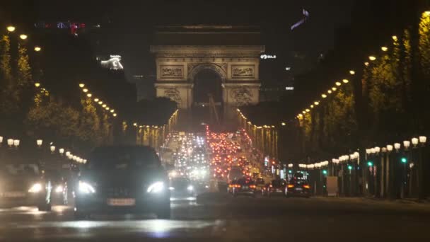 Stabilní záběr dolů Champs Elysees směrem k Vítěznému oblouku v noci