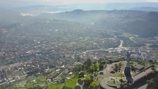 Saint Standbeeld Met Uitzicht Enorme Stad Vanaf Top Van Heuvel — Stockvideo