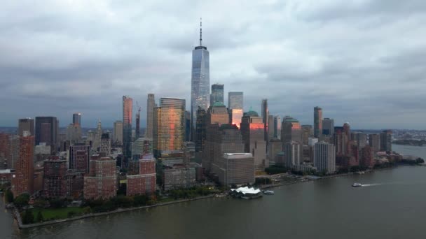 Drohnenblick Auf Sonnenbeschienene Wolkenkratzer Lower Manhattan Dunkler Bewölkter Sonnenuntergang New — Stockvideo