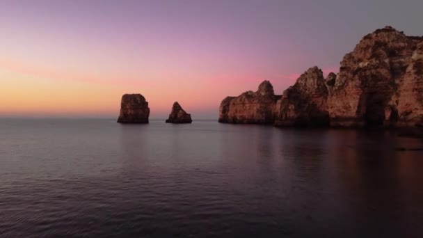 Drone Video Fioletowego Wschodu Słońca Oszałamiającej Plaży Lagos Algarve Portugalia — Wideo stockowe