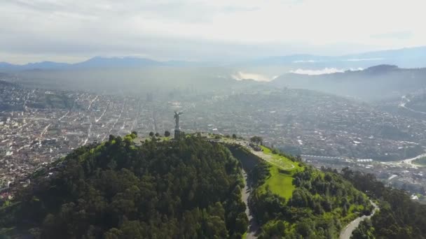 Enorme Stad Standbeeld Met Uitzicht Het Bosbouw Heuvel Luchtvlieg Terug — Stockvideo