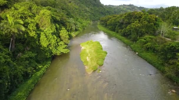 Río Yaque Del Norte Vista Aérea Con Una Pequeña Isla — Vídeos de Stock