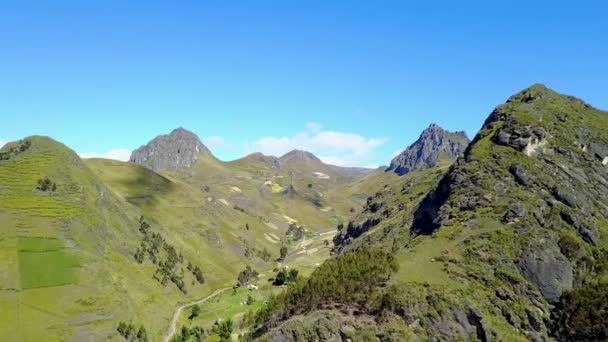 Tal Der Gebirgsketten Mit Bewaldeten Hängen Und Vorbeiziehenden Wolken Drohnenblick — Stockvideo