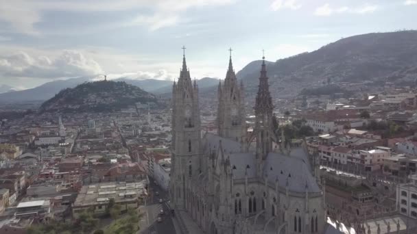 Görkemli Kilise Binası Şehir Silueti Hava Aracı Manzaralı — Stok video