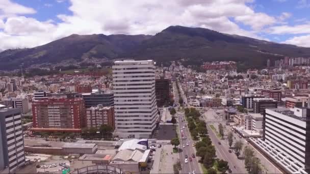 Trafik Byens Gader Med Majestætiske Bygninger Antenne Flyve Baglæns Udsigt – Stock-video