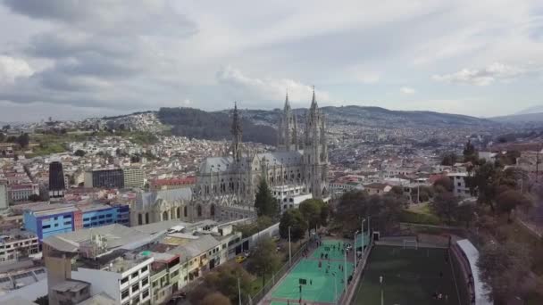 Alte Torri Della Chiesa Vasto Paesaggio Urbano Terreno Collinare Drone — Video Stock