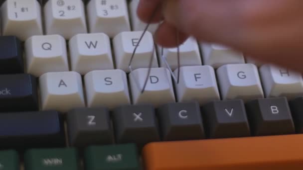 Entfernen Der Plastic Keycap Von Der Mechanischen Tastatur — Stockvideo