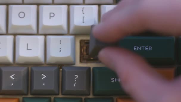 Instalacja Grey Silicone Keycap Zbliżenie — Wideo stockowe