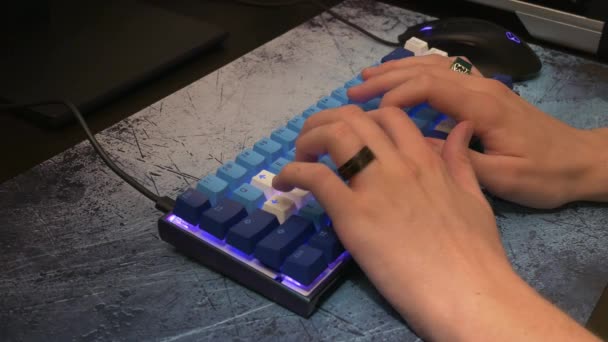 Dactylographier Rapidement Sur Petit Clavier Mécanique Bleu — Video