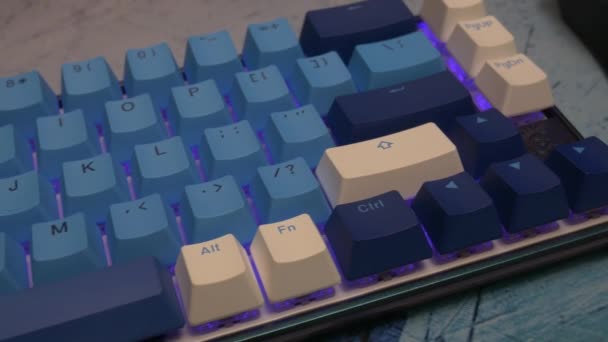 Pan Esquerda Sobre Teclado Jogos Mecânicos Rgb — Vídeo de Stock