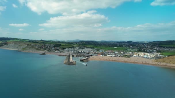 Loď Vodě Odplouvání Bridport Harbour Pobřeží Dorset Anglie Letecký — Stock video