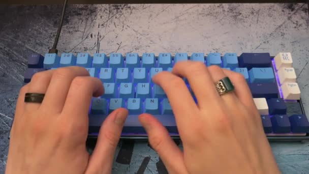 Проведення Тестування Синій Механічній Клавіатурі — стокове відео