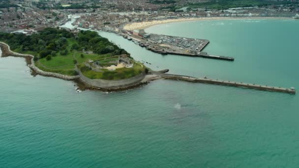 イングランド ウェイマスの要塞と港のパノラマビュー 空中ドローン撮影 — ストック動画