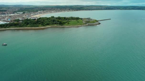 Volando Hacia Nothe Fort Weymouth Inglaterra Tiro Aéreo Con Drones — Vídeos de Stock