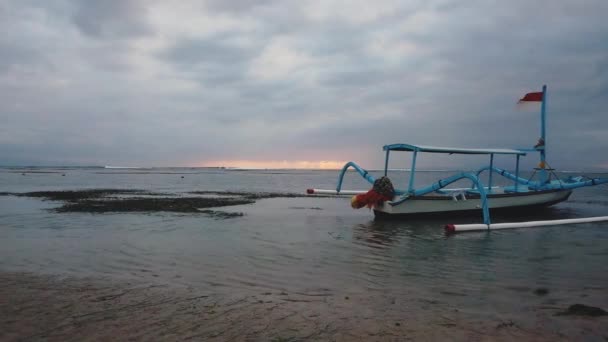 Sidled Drönarvarmt Indonesisk Fiskebåt Havet Med Solnedgången Bakgrunden Vid Sanur — Stockvideo