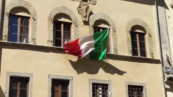 Bandeira Italiana Lado Edifício Acenando Vento — Vídeo de Stock