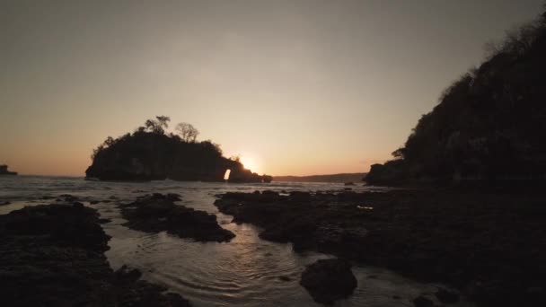 Медленное Солнце Садится Большой Скалой Море Острове Нуса Пенида Индонезия — стоковое видео