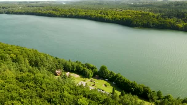川沿いのプライベートヴィラで景色を望むRadunsky Lakeの空中ビュー — ストック動画