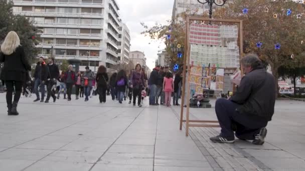 在希腊雅典市中心卖彩票的人 — 图库视频影像