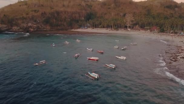 Dronen Fløy Med Kameraet Tropisk Bukt Ved Solnedgang Nusa Penida – stockvideo